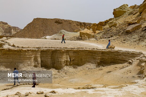 دره ستارگان مجموعهای ازدرهها و صخرههاست که بهمرورزمان بر اثر بارش باران، وزش باد و… تغییر شکل دادند.مردم بومی معتقدند این اشکال بر اثر برخورد یک ستاره به صخرهای که در این محل وجود داشته، ایجاد شده است
