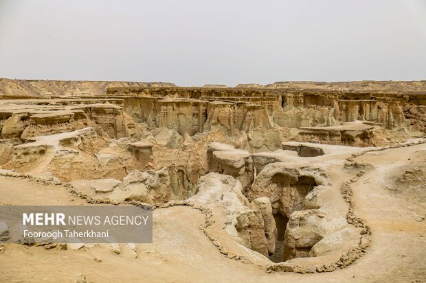 دره ستارگان مجموعهای ازدرهها و صخرههاست که بهمرورزمان بر اثر بارش باران، وزش باد و… تغییر شکل دادند.مردم بومی معتقدند این اشکال بر اثر برخورد یک ستاره به صخرهای که در این محل وجود داشته، ایجاد شده است