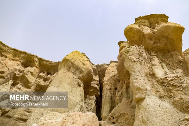 دره ستارگان مجموعهای ازدرهها و صخرههاست که بهمرورزمان بر اثر بارش باران، وزش باد و… تغییر شکل دادند.مردم بومی معتقدند این اشکال بر اثر برخورد یک ستاره به صخرهای که در این محل وجود داشته، ایجاد شده است