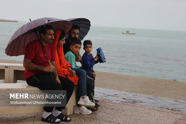 حضور مسافران نوروزی در ساحل بوشهر 