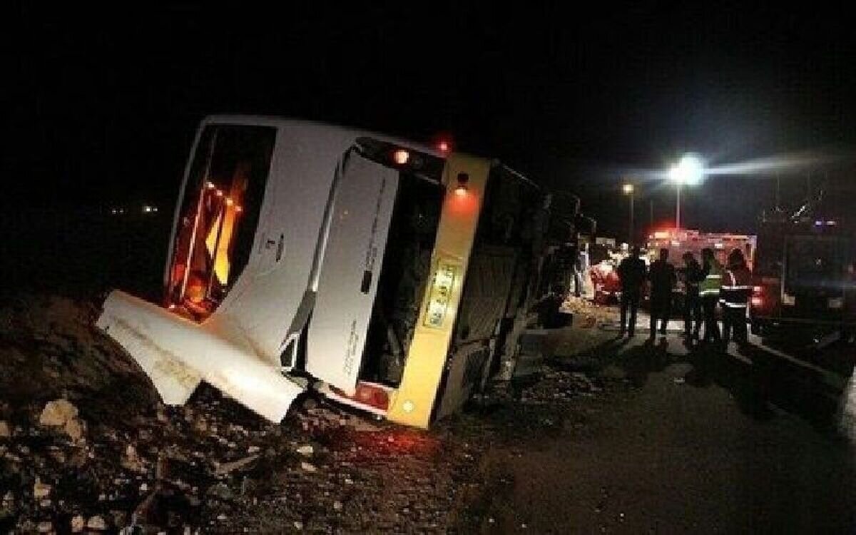 مصدومیت ۱۴ نفر بر اثر واژگونی اتوبوس در آزادراه کرج – قزوین