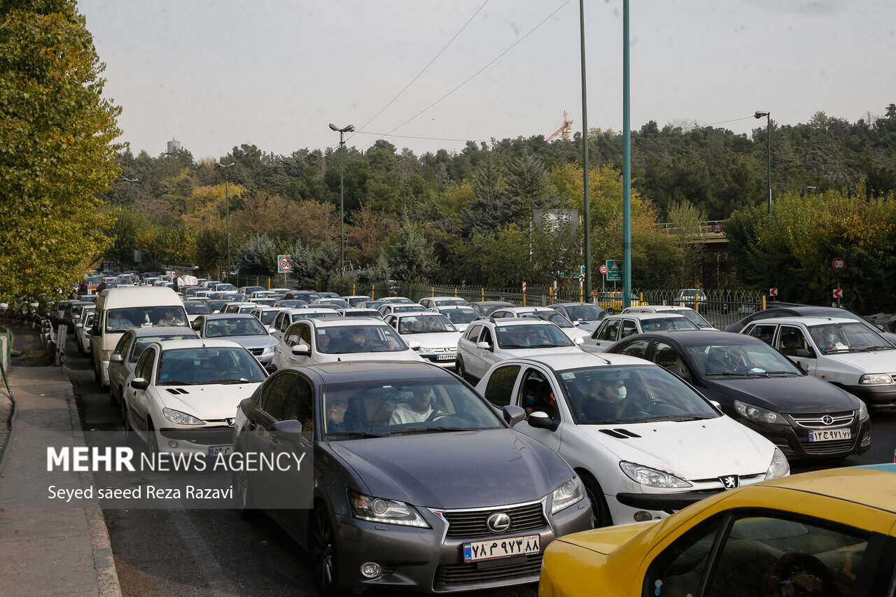 ترافیک در آزادراه قزوین – کرج – تهران نیمه سنگین است