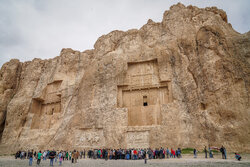 گردشگران در مجموعه «نقش رستم» و «تخت جمشید» استان فارس