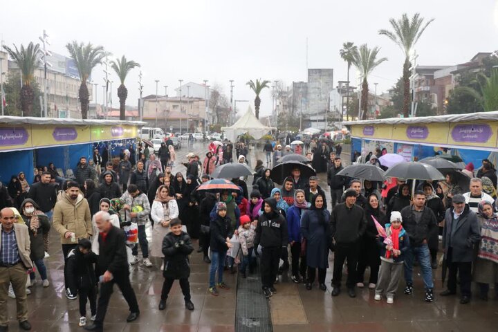 حال و هوای میدان شهرداری رشت در جشن بهار و قرآن