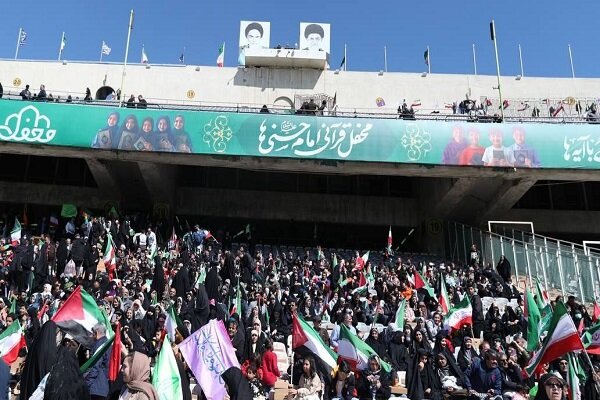 پرشدن طبقه پایین ورزشگاه آزادی با پرچم‌های ایران و فلسطین