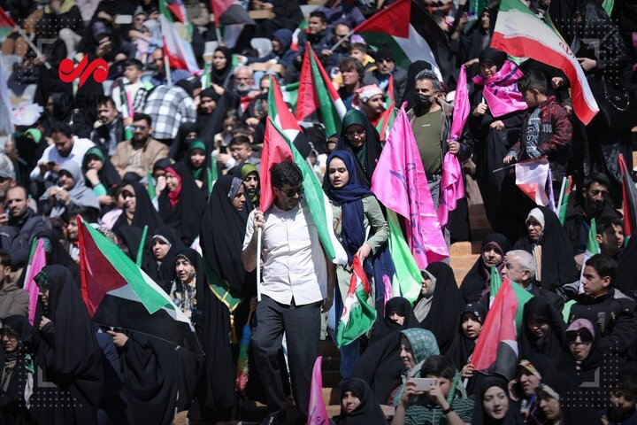 100,000 gather at Azadi Stadium to condemn Israeli crimes