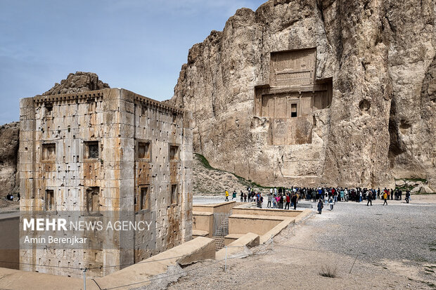 Yerli turistler İran'ın en eski yapısı olan Persepolis'i ziyaret etti