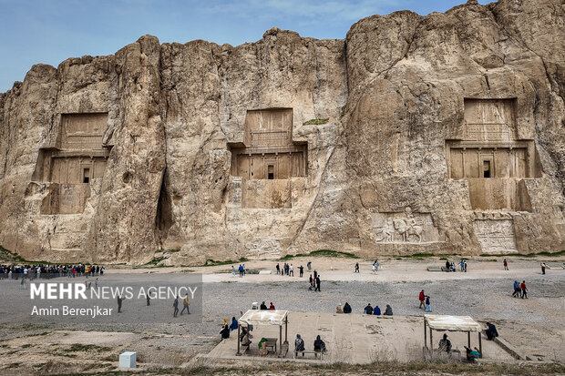 گردشگران در مجموعه «نقش رستم» و «تخت جمشید» استان فارس گردشگران در مجموعه «نقش رستم» و «تخت جمشید» استان فارس