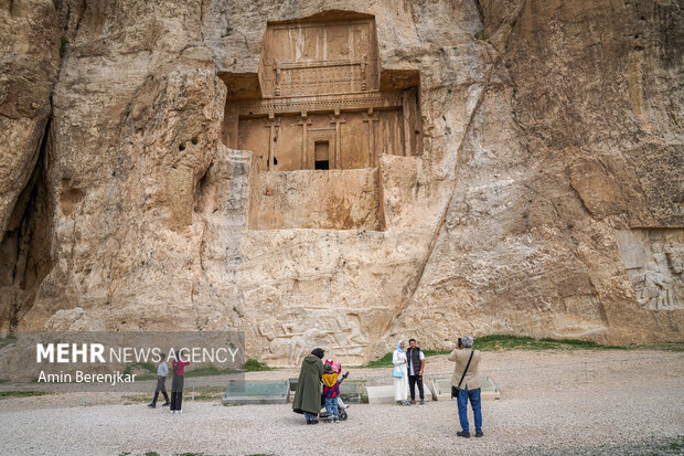 گردشگران نوروزی در مجموعه میراث جهانی نقش رستم استان فارس