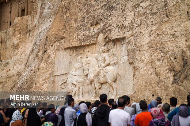 Yerli turistler İran'ın en eski yapısı olan Persepolis'i ziyaret etti