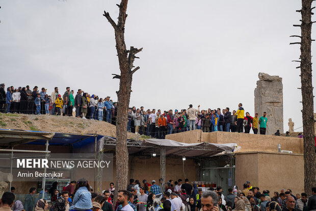 گردشگران نوروزی در مجموعه میراث جهانی تخت جمشید استان فارس