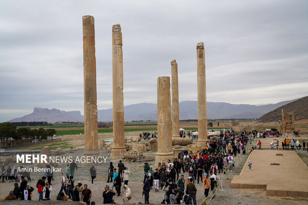 گردشگران نوروزی در مجموعه میراث جهانی تخت جمشید استان فارس