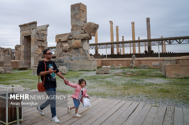 گردشگران نوروزی در مجموعه میراث جهانی تخت جمشید استان فارس