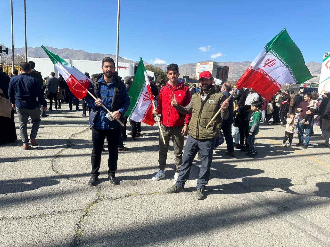 اهدای پرچم ایران و فلسطین به مردم در ورودی مراسم محفل
