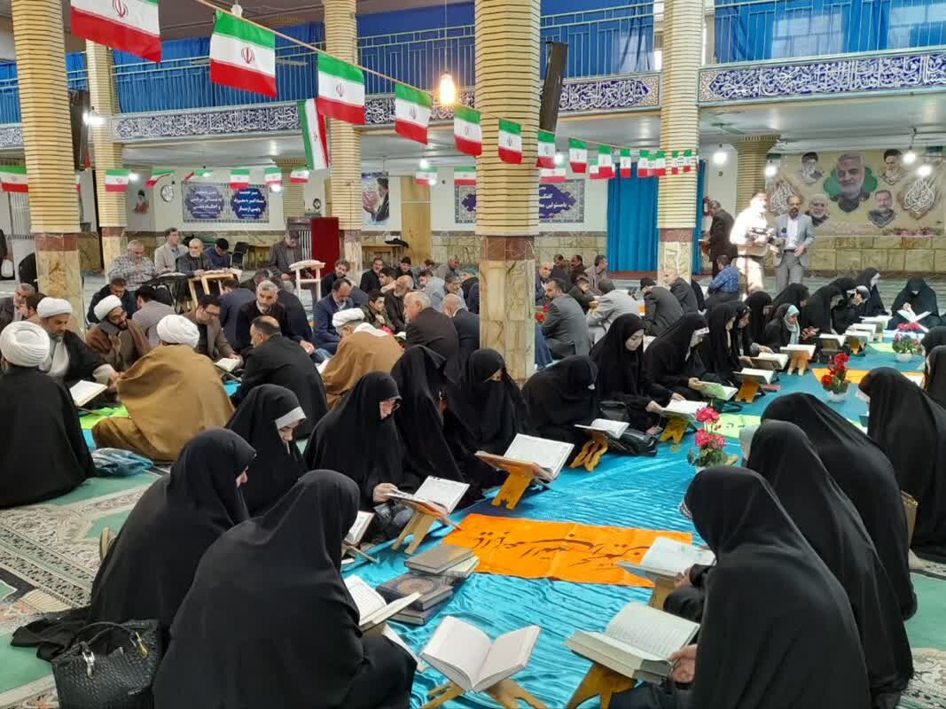 محفل انس با قرآن در مصلای الیگودرز برگزار شد