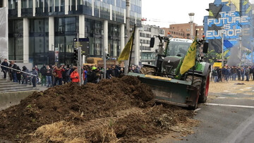 درگیری کشاورزان معترض با پلیس بلژیک/ بروکسل غرق در کود و کاه!+ تصاویر و فیلم