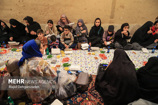 ضیافت افطار در محله «گلچینان» یزد