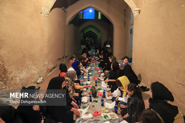 ضیافت افطار در محله «گلچینان» یزد