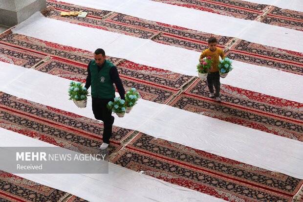 تلاش خادمان برای برپایی سفره افطار در حرم بانوی کرامت