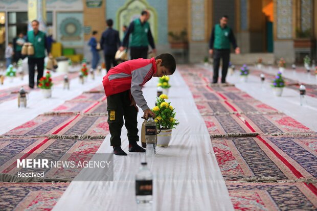 تلاش خادمان برای برپایی سفره افطار در حرم بانوی کرامت