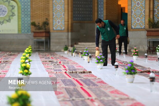 تلاش خادمان برای برپایی سفره افطار در حرم بانوی کرامت