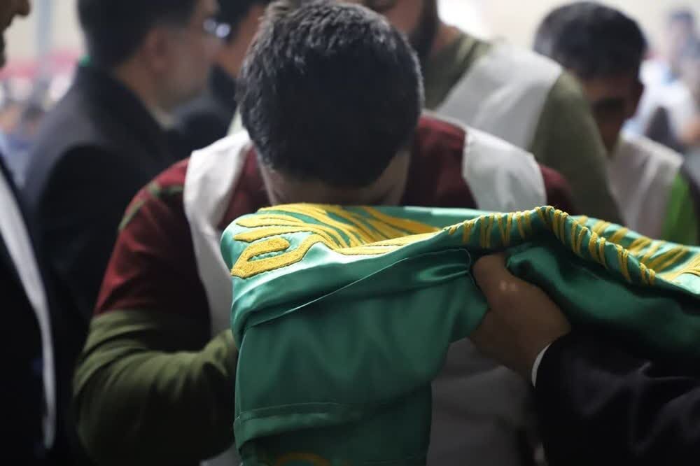 ۹ نفر از زندانیان بیرجند به برکت حضور پرچم حرم رضوی آزاد شدند