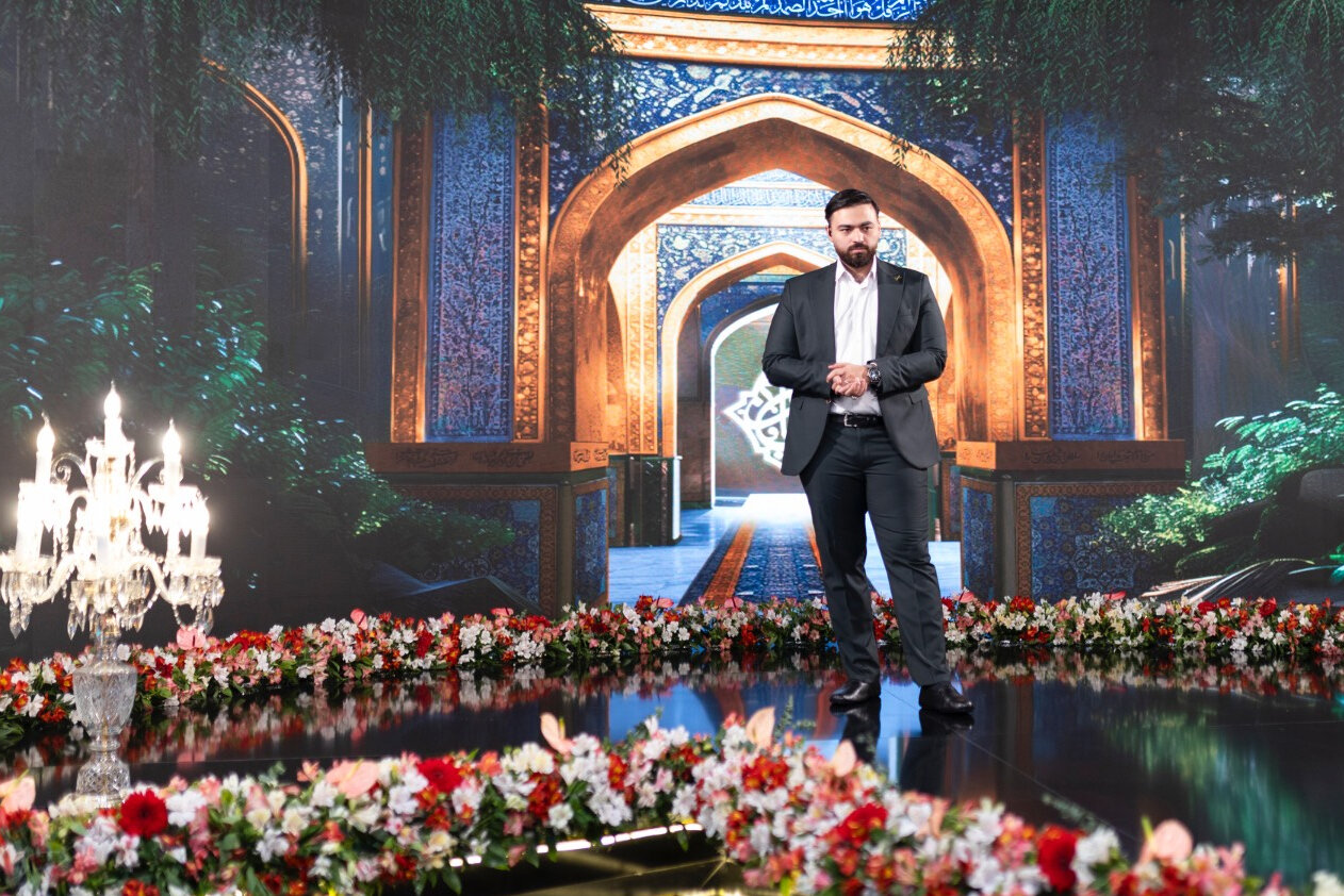 قرائتی به «پناه» امام رضا(ع) رسید/بوسه برعمامه درواکنش به تعرضها