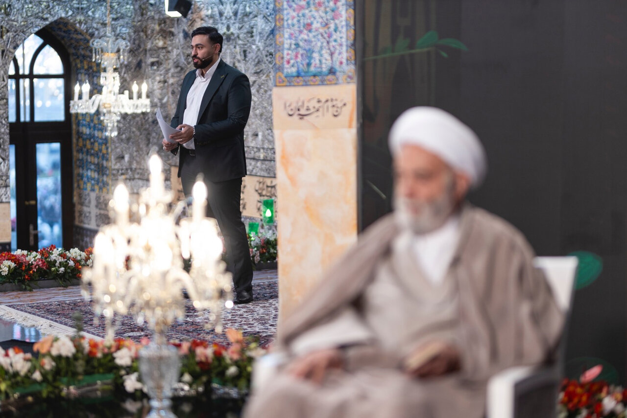 قرائتی به «پناه» امام رضا(ع) رسید/بوسه برعمامه درواکنش به تعرضها