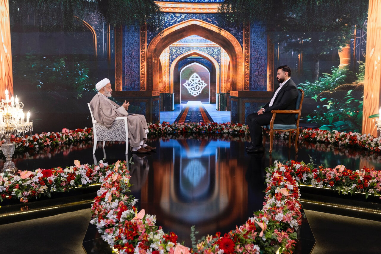 قرائتی به «پناه» امام رضا(ع) رسید/بوسه برعمامه درواکنش به تعرضها