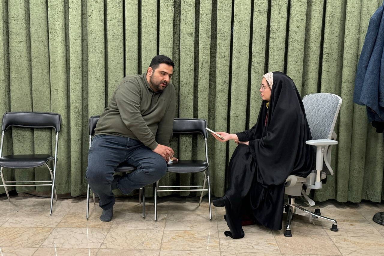 قرائتی به «پناه» امام رضا(ع) رسید/بوسه برعمامه درواکنش به تعرضها