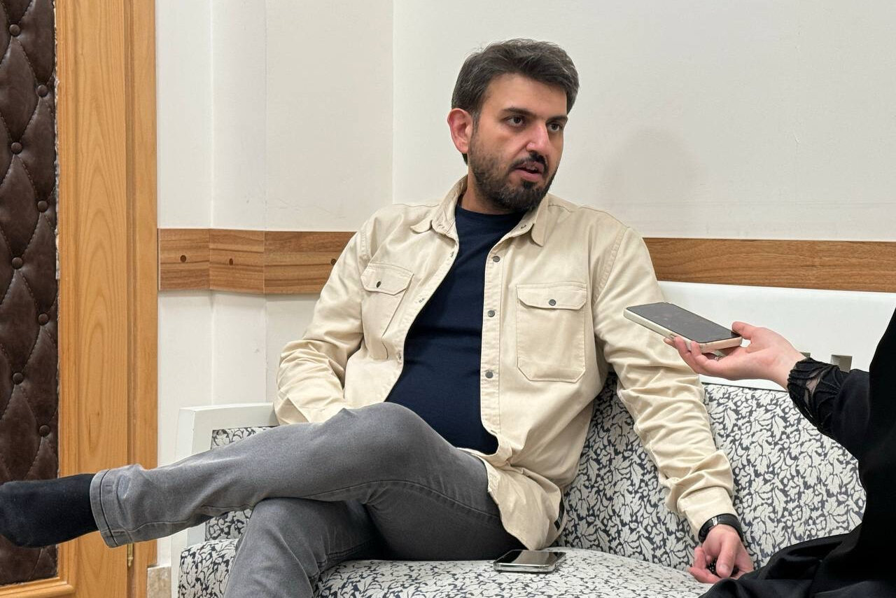 قرائتی به «پناه» امام رضا(ع) رسید/بوسه برعمامه درواکنش به تعرضها