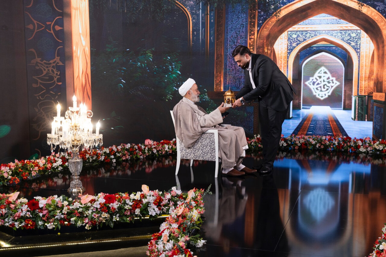 قرائتی به «پناه» امام رضا(ع) رسید/بوسه برعمامه درواکنش به تعرضها