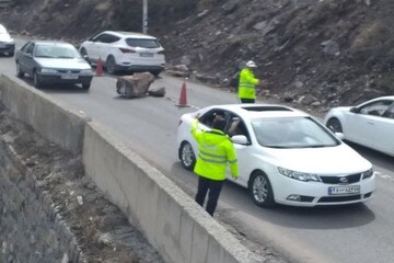 سقوط سنگ روی ۲ خودرو در جاده کندوان