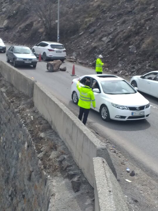 ریزش سنگ در محور چالوس/ هیچ خسارت مالی و جانی نداشت