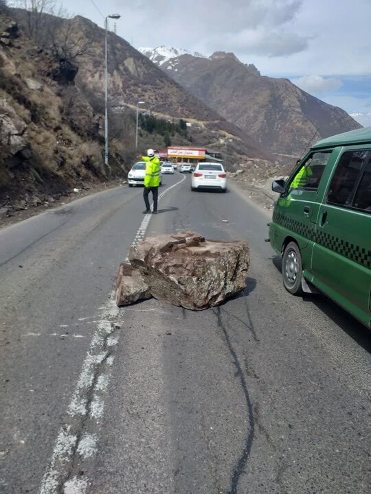 ریزش سنگ در محور چالوس/ هیچ خسارت مالی و جانی نداشت