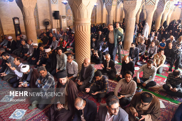 برگزاری نماز جماعت در مسجد نصیرالملک شیراز