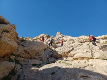 امدادرسانی کوهستانی به ۲فرد گیر افتاده در کوه‌های طاقبستان