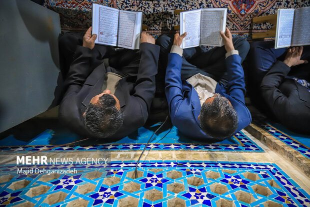مسجد جامع یزد میں تلاوت قرآن کریم کی محفل میں مومنین کی شرکت
» در مسجد جامع کبیر یزد