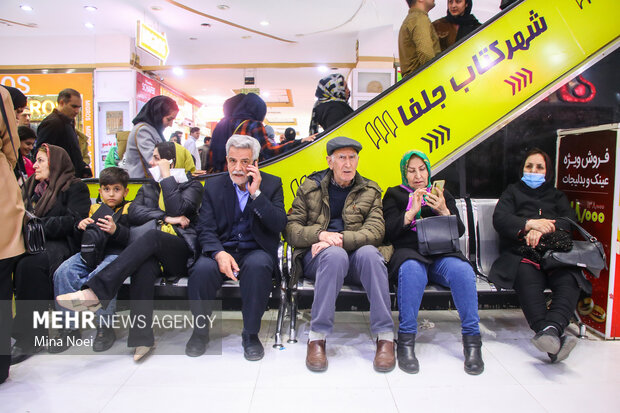 گردشگران نوروزی در مراکز خرید ارس