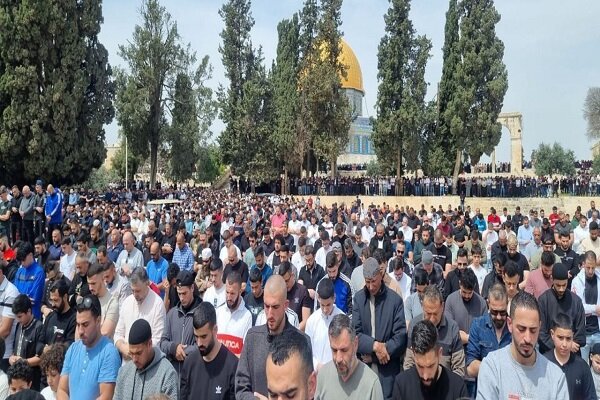 مسجد اقصیٰ، صیہونی رجیم کی پابندیوں کے باوجود ہزاروں فلسطینیوں کی نماز جمعہ میں شرکت