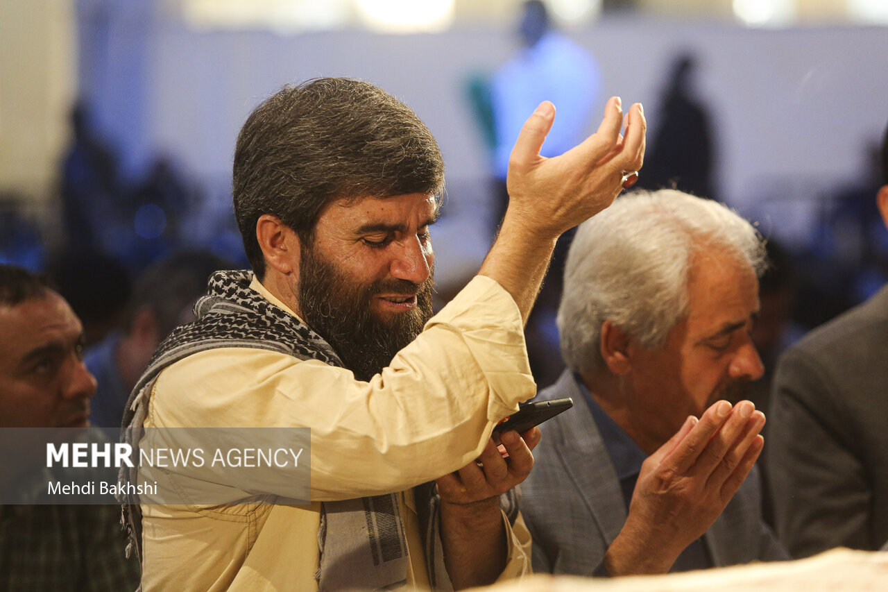 نوای دلنشین آیات الهی و مناجات سحر در امامزاده عباس بن موسی(ع) بجنورد