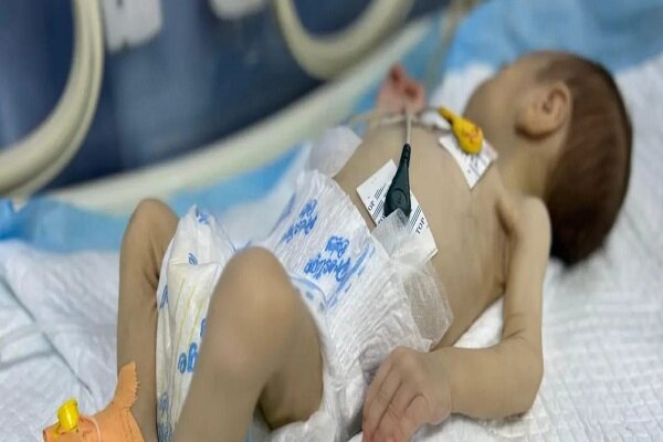 نوزاد شیرخواره غزه‌ای که با مرگ دست و پنجه نرم می‌کند+تصاویر