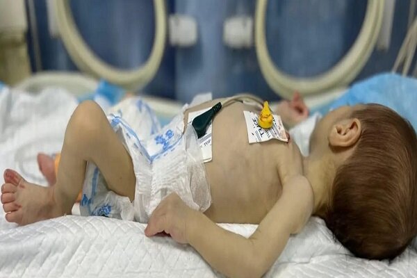 نوزاد شیرخواره غزه‌ای که با مرگ دست و پنجه نرم می‌کند+تصاویر