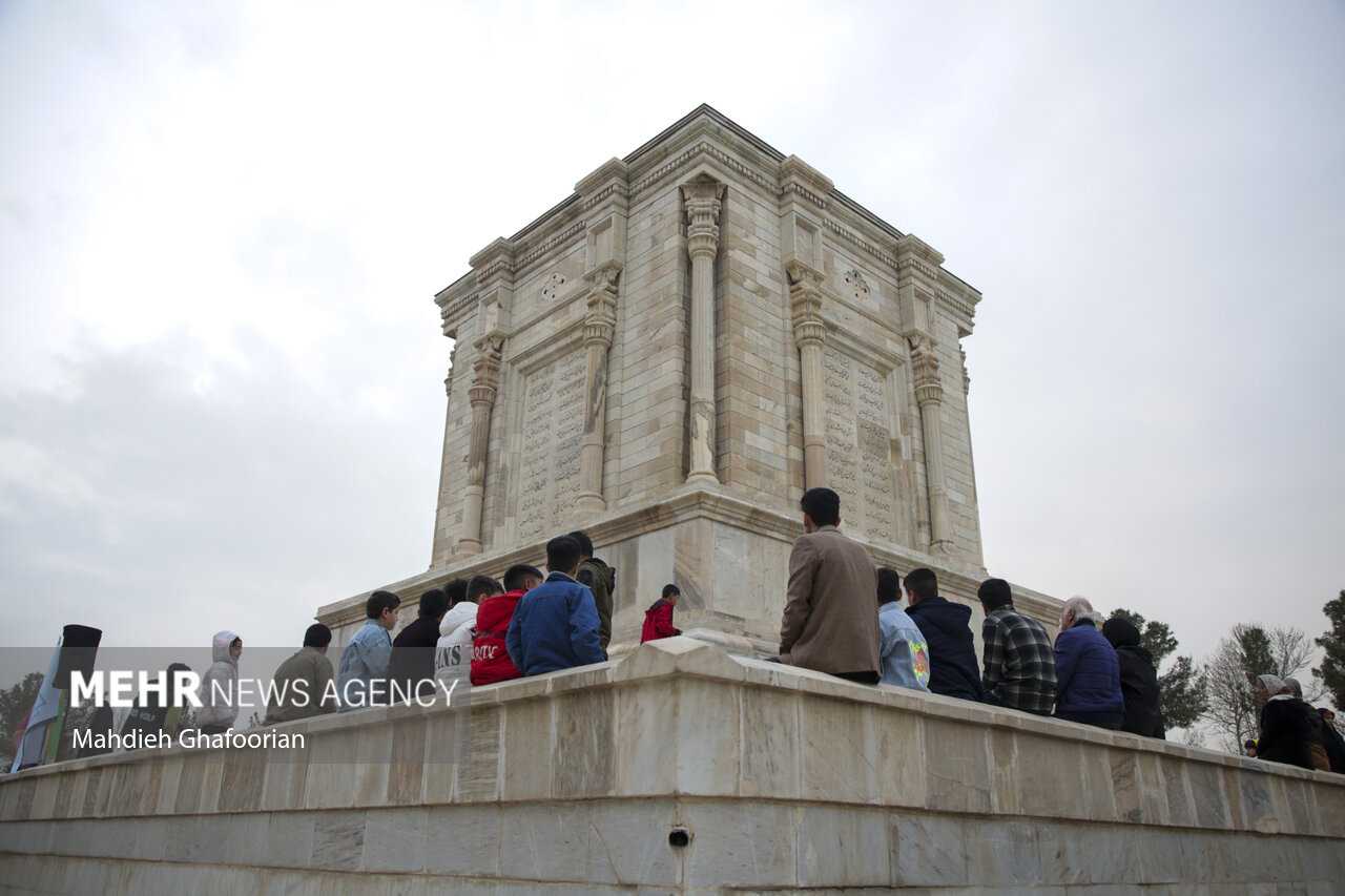 روزی برای بزرگداشت زبان فارسی/ابوالقاسم فردوسی؛ پاسدار زبان مادری