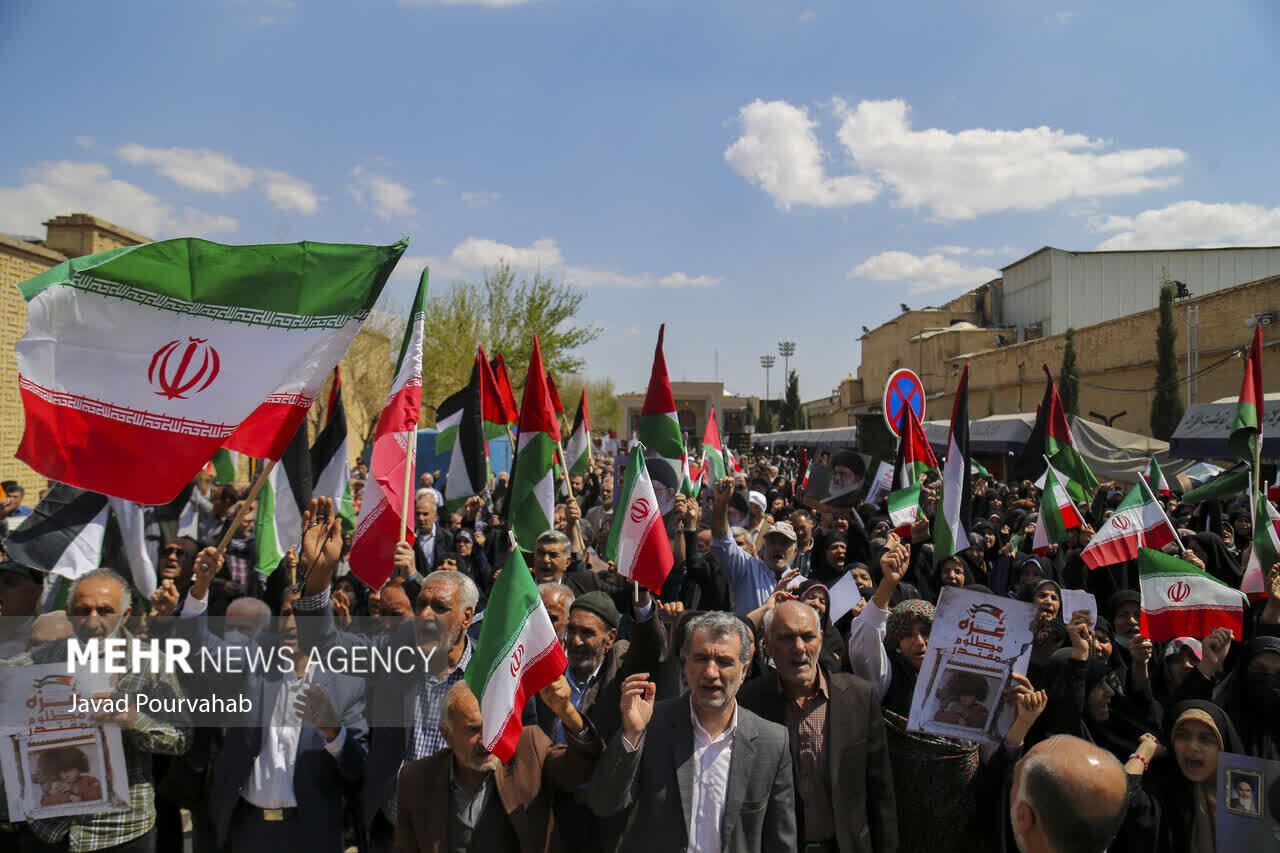 مردم شیراز در اعتراض به تداوم جنایات اسراییل راهپیمایی کردند