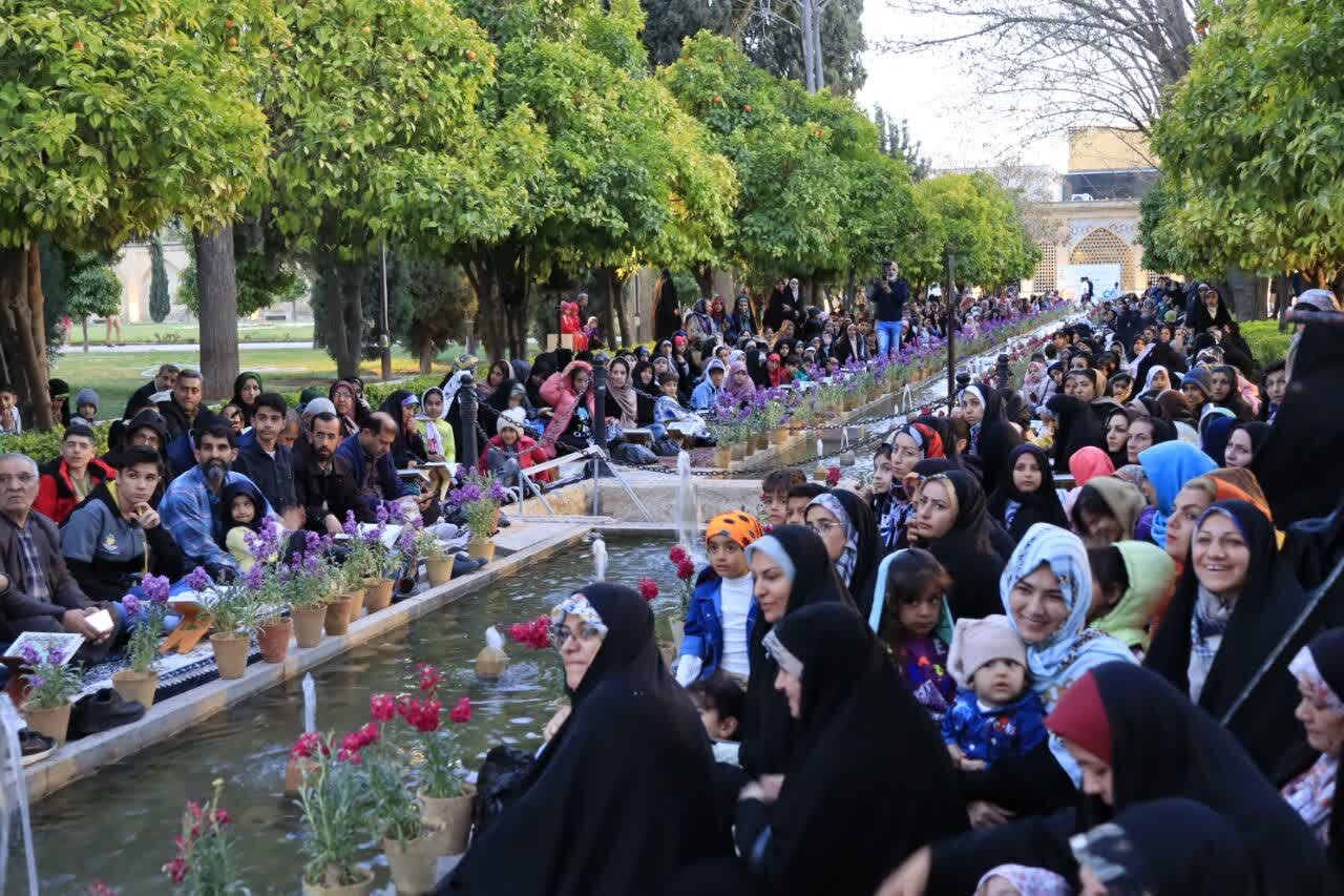 همایش جلسات خانگی قرآن در باغ جهان‌نمای شیراز   