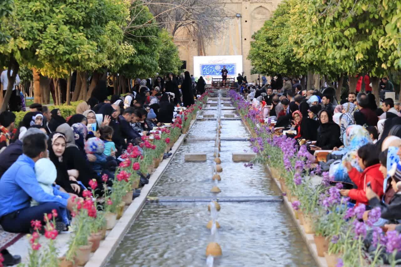 همایش جلسات خانگی قرآن در باغ جهاننمای شیراز