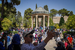 گردشگران نوروزی در آرامگاه سعدی و حافظ شیرازی