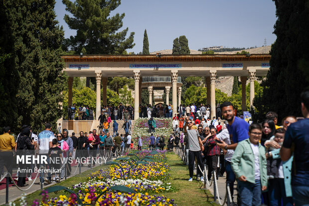 نوروز 1403 گردشگران نوروزی در حافظیه شیراز