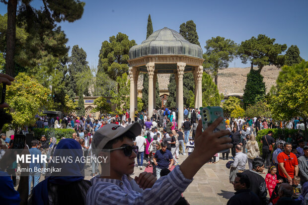 نوروز 1403 گردشگران نوروزی در حافظیه شیراز